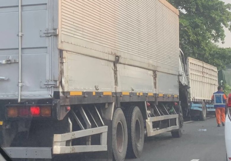 Truk kontainer kecelakaan tunggal di ruas Tol Lingkar Luar Jakarta atau Jakarta Outer Ring Road (JORR) Jati Asih. Foto: istimewa.