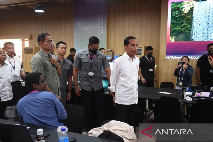 Presiden saat sambangi Media Center KTT ke-42 ASEAN