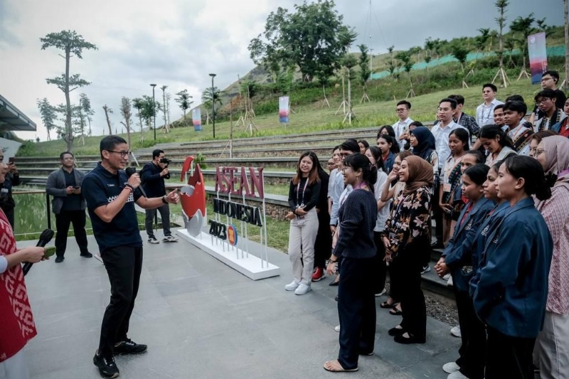 Menparekraf Sandiaga Uno saat bersama Youth ASEAN di Labuan Bajo