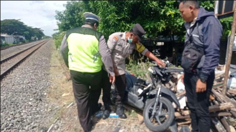 Polisi dan warga ketika mengevakuasi korban. (Foto: Istimewa)