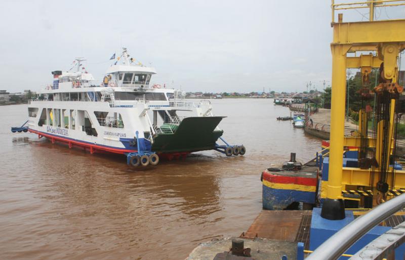 Kapal penyeberangan Feri Bardan-Siantan melintas di Sungai Kapuas yang mulai melayani warga Pontianak, Senin (15/3).