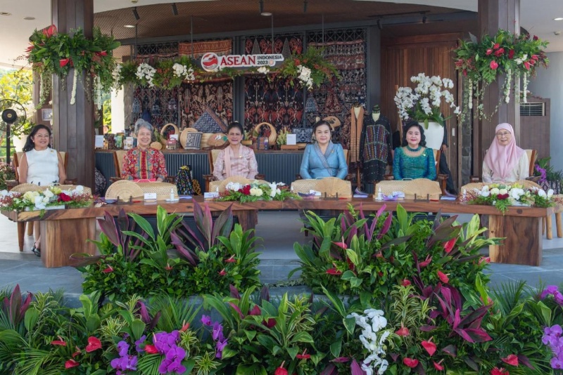 Perjamuan teb bagi pendamping peserta KTT ke-42 ASEAN