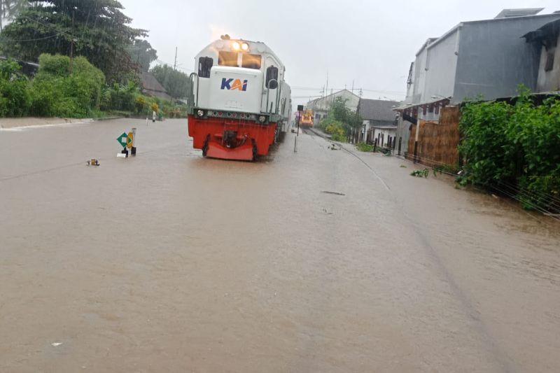 KA Sritanjung yang tertahan akibat banjir yang menyebabkan genangan di rel antara Stasiun Kalibaru - Stasiun Mrawan dengan ketinggian mencapai 16 cm pada Kamis (11/5/2023). ANTARA/HO-Humas KAI Daop 9 Jember