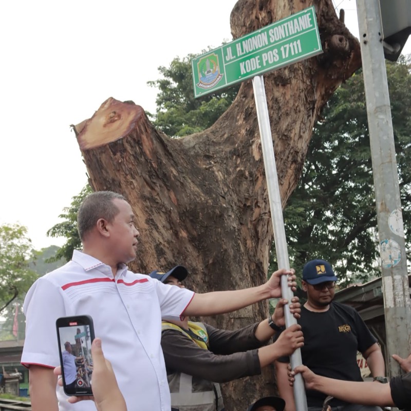 Plt Wali Kota Bekasi, Tri Adhianto, memasang langsung rambu nama Jalan H. Nonon Sonthanie.