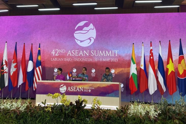 Presiden Joko Widodo (Jokowi) memaparkan tiga kesimpulan penting dari penyelenggaraan KTT ke-42 ASEAN.