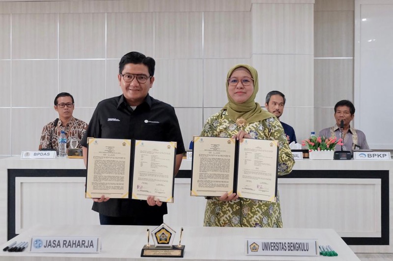 Direktur Hubungan Kelembagaan Jasa Raharja Munadi Herlambang dan Rektor Universitas Bengkulu, Dr. Retno Agustina Ekaputri di Bengkulu. Foto: Ist.