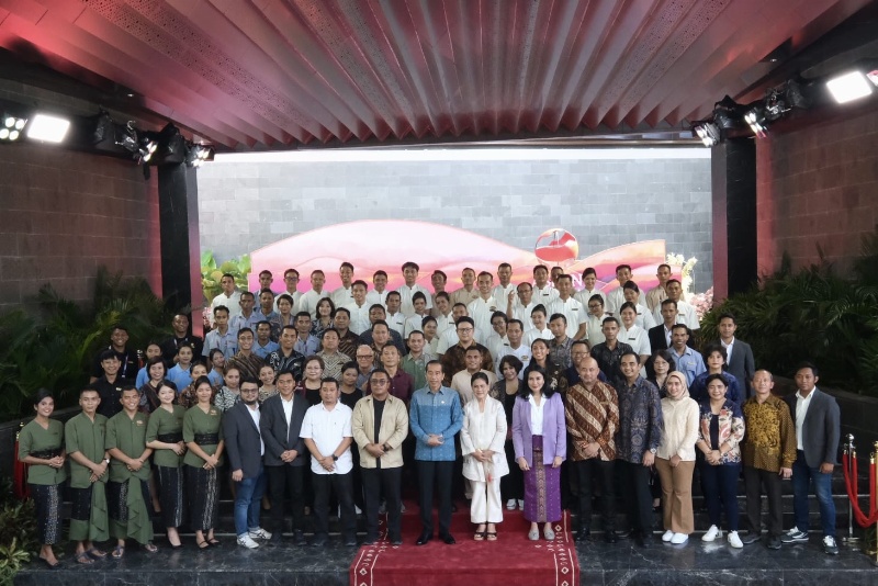 Presiden berpose bersama pendukung KTT ke-42 ASEAN