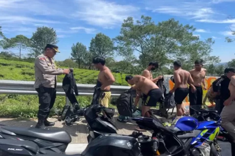 Puluhan anggota klub motor melakukan konvoi tanpa mengenakan baju di Jalan Raya Puncak , Kecamatan Cisarua, Kabupaten Bogor ditertibkan. Foto: istimewa.