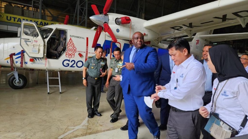 Menhan Congo saat meninjau pesawat N219 di hanggar PTDI, Bandung