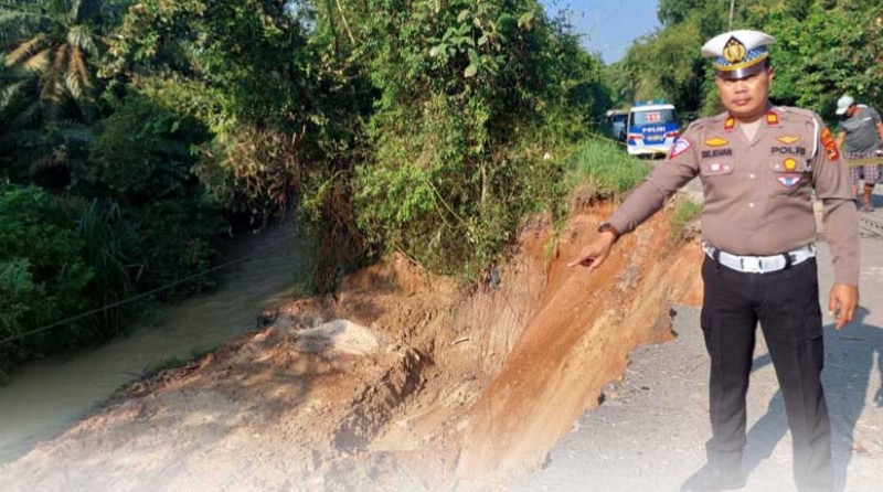 Satlantas Polres Lampung Tengah melakukan peninjuan langsung ke jembatan Way Komering Kecamatan Gunung Sugih yang amblas akibat curah hujan yang tinggi, Senin (15/5/2023). Foto: istimewa.