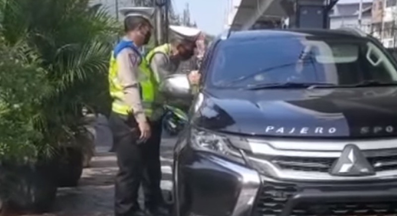 Satuan Lalu Lintas (Satlantas) Polres Metro Jakarta Selatan (Jaksel) melakukan penindakan terhadap para pengemudi mobil yang kedapatan menggunakan pelat nomor polisi palsu. Foto: istimewa.