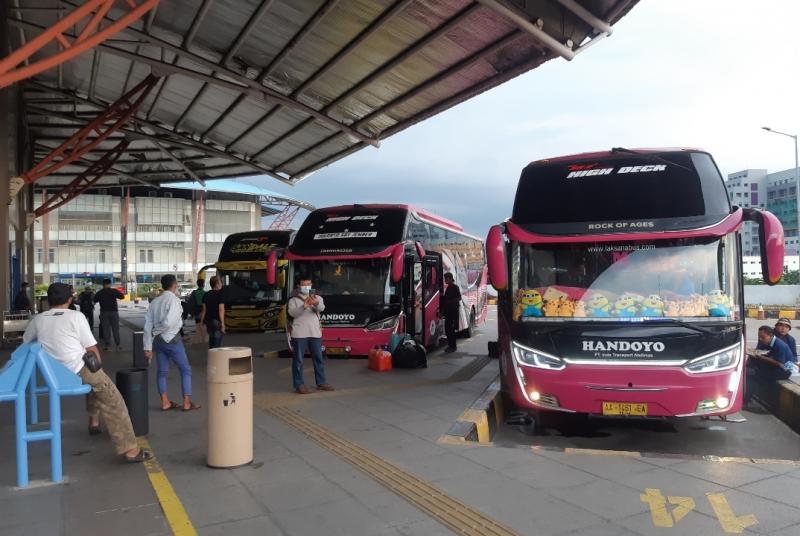 Suasana di keberangkatan Terminal Terpadu Pulo Gebang, Jakarta Timur. (Foto:Ilustrasi)