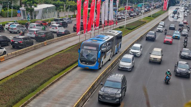 Sebuah Bus TransJakarta melintas di jalur Busway Jalan Sudirman, Jakarta, Selasa (31/1/2023). Kepala Dishub DKI Jakarta Syafrin Liputo mengatakan pihaknya masih melakukan evaluasi terhadap pemanfaatan tarif integrasi yang sekarang sudah dijalankan.