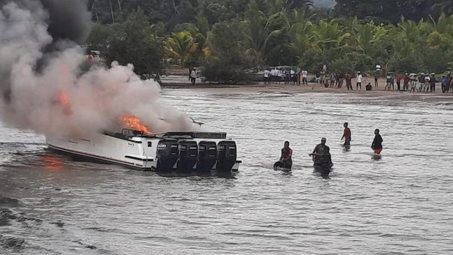Seorang warga meninggal saat perahu motor cepat (speedboat) Endewini yang biasa digunakan Bupati Teluk Wondama, Papua Barat terbakar. 