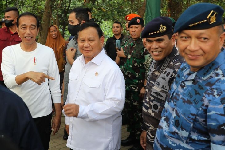 Menhan Prabowo Subianto mendampingi Presiden Jokowi dalam kegiatan Puncak Penanaman Mangrove Nasional di Taman Wisata Alam (TWA) Angke, Jakarta. 