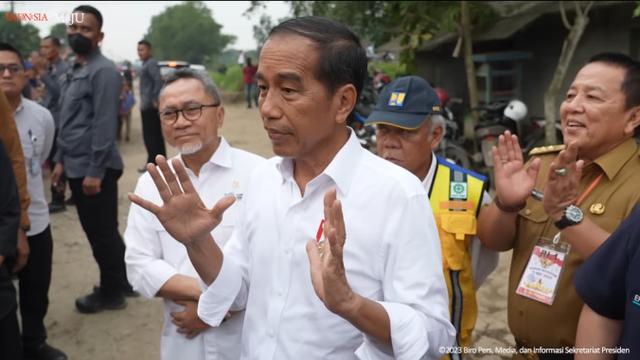 Tepuk tangan dan senyum sumringah saat Presiden Jokowi ambil alih perbaikan jalan rusak. 
