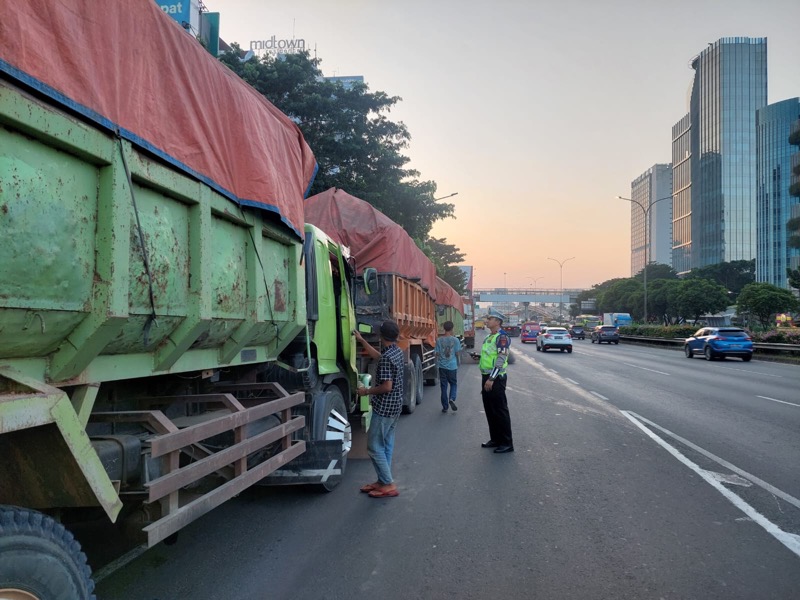 Ditlantas Polda Metro Jaya kembali melakukan penertiban terhadap sejumlah kendaraan truk bermuatan besar yang berhenti di bahu jalan tol Jakarta. Foto: istimewa.