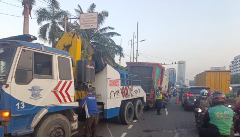 Truk sampah alami kecelakaan tunggal di jalan Gatot Subroto arah Slipi.