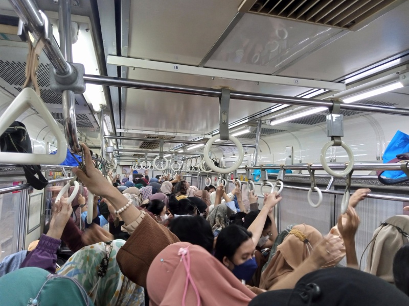 Suasana di kereta khusus wanita sore ini