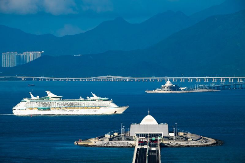 Sebuah kapal pesiar berlayar melewati pulau buatan Jembatan Hong Kong-Zhuhai-Macao, China selatan, 27 Juli 2018. (Xinhua/Hao Xiaotian)