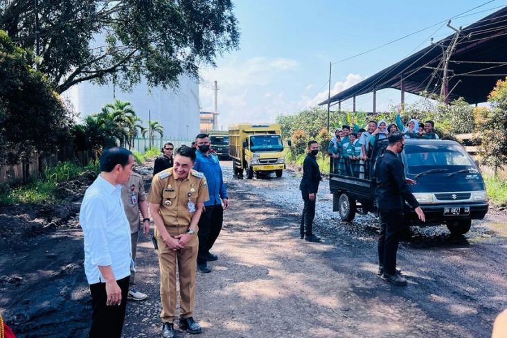 Presiden Joko Widodo (Jokowi) mendadak meninjau ruas jalan nasional batas Kota Jambi ke Pelabuhan Talang Dukuh, Kabupaten Muaro Jambi, Provinsi Jambi, Selasa (16/5/2023).