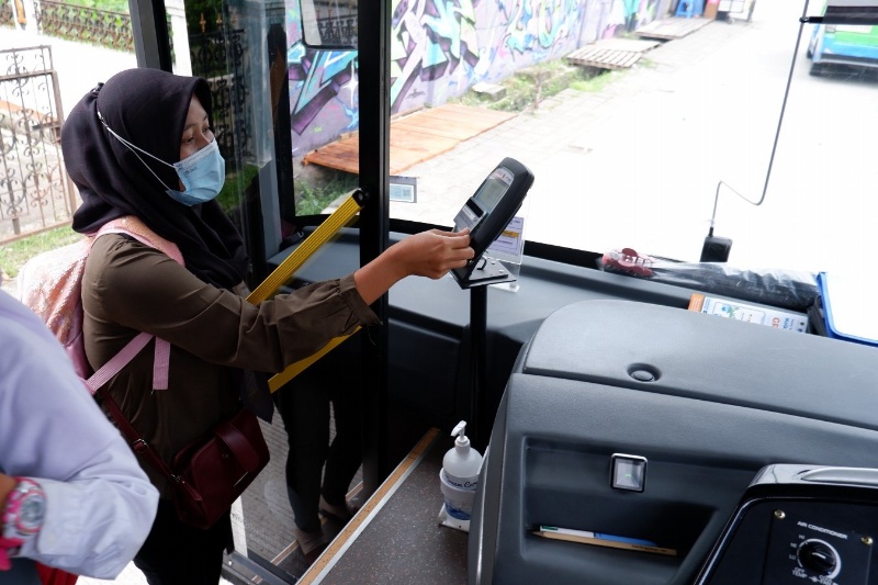 Penumpang Biskita tap kartu sat naik bus