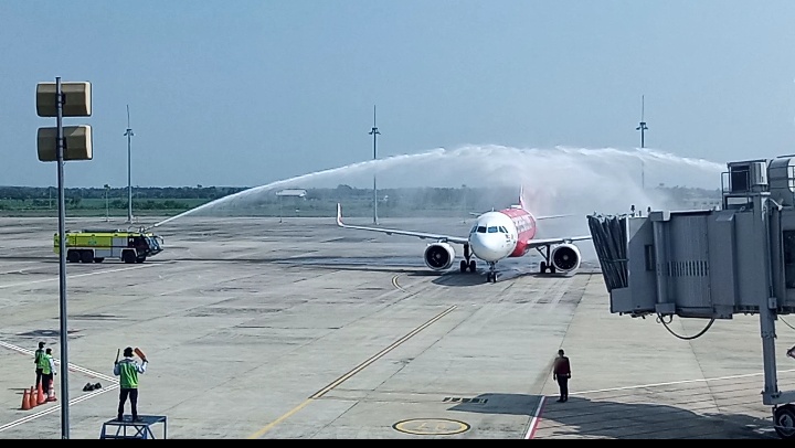 Pesawat AirAsia di Bandara Kertjati