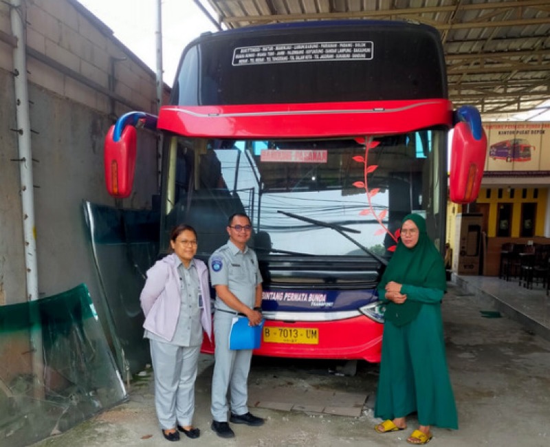 Penanggungjawab Jasa Raharja Samsat Depok M. Gusti Yudhistira bersama Andina Karina B. melakukan kegiatan Door to Door dan CRM di Wilayah Depok, Selasa (16/5/2023).