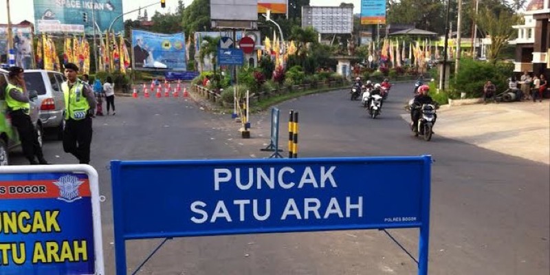 Satlantas Polres Bogor memberlakukan sistem satu arah atau one way arah Puncak di Jalan Raya Puncak, Bogor, Jawa Barat (Jabar) seiring meningkatnya volume kendaraan.