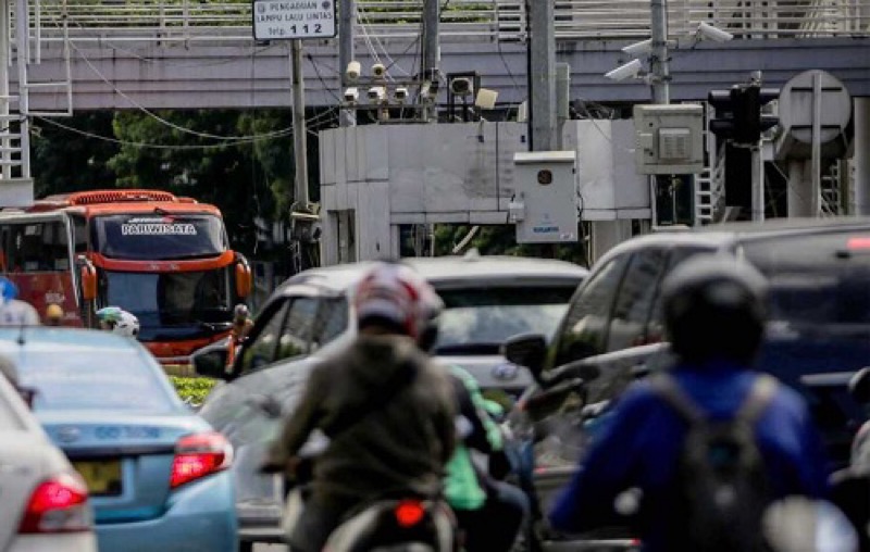 Kondisi arus lalu lintas di kawasan Taman Margasatwa Ragunan (TMR) terpantau padat pada Kamis (18/5/2033) pagi.