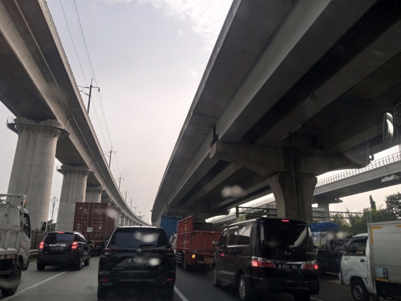 Kepadatan di tol  Cikampek-Jakarta