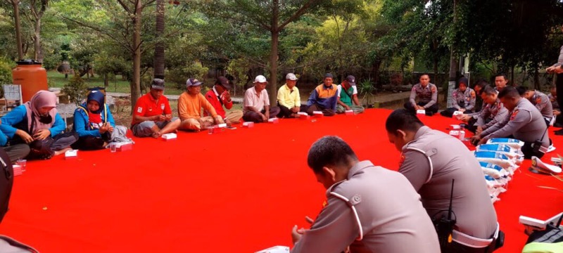 Satuan Lalu Lintas (Satlantas) Polres Kendal menggelar diskusi dengan tukang becak, ojol, petugas kebersihan dan warga masyarakat di taman hutan Klorofil Kendal, Jumat (19/5/2023). Foto: istimewa.