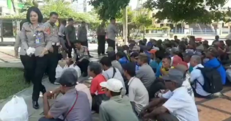 Jajaran Polres Banjar menggelar makan bersama bagi para penarik becak dan pengemudi ojek online (ojol), serta pedagang kaki lima (PKL). Foto: istimewa.