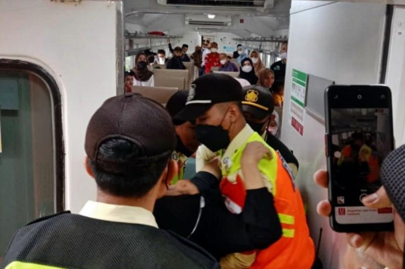 Petugas keamanan membantu proses persalinan penumpang KA Walahar di dalam kereta yang sedang berjalanan pada Kamis (18/5/2023).