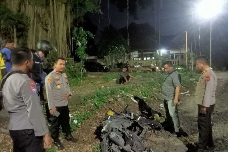 Polisi melakukan olah tempat kejadian perkara kecelakaan kereta api dengan motor ojek online di perlintasan Stadion, Maulana Yusuf, Ciceri Kota Serang, Banten. Jumat (19/5/2023).(Dokumentasi Polisi)