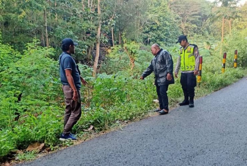 Lokasi jatuhnya sepeda motor ke dalam jurang saat hindari rombongan bus. Foto: istimewa.