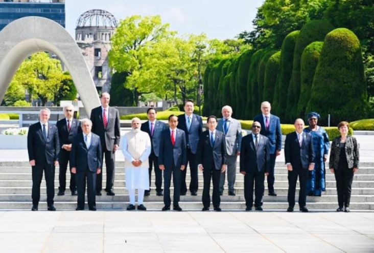 Presiden Jokowi didampingi oleh Ibu Negara Iriana Joko Widodo bersama pimpinan negara lainnya berkunjung ke Hiroshima Peace Memorial Park, pada Minggu (21/5/2023).