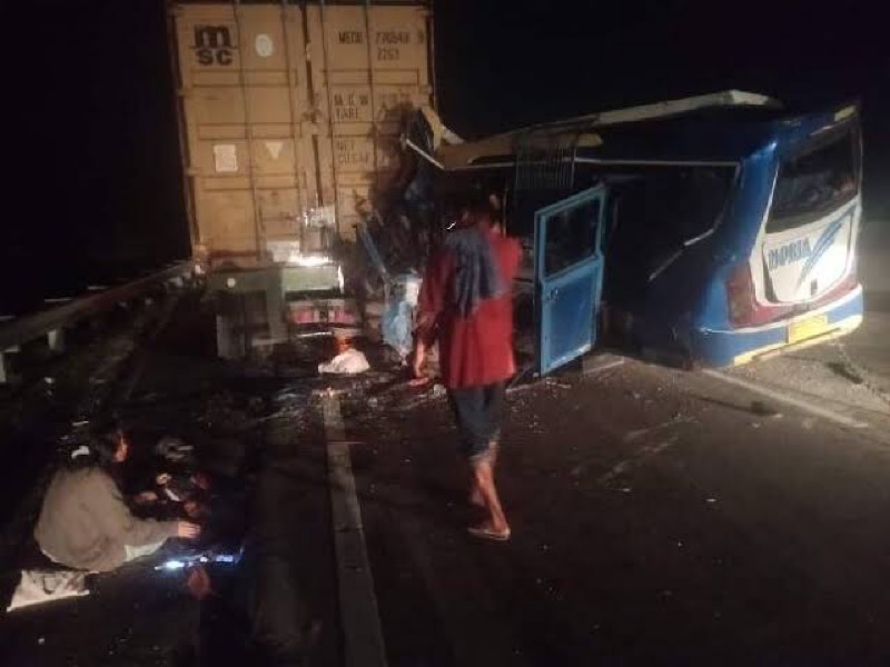 Bus Moria dan truk terlibat kecelakaan di Tol Medan-Tebing Tinggi. Foto: istimewa.