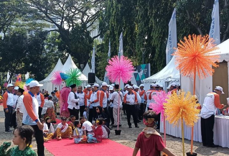Ribuan warga memadati kawasan Monumen Nasional (Monas) untuk menghadiri lebaran Betawi hari kedua di Jakarta, Minggu (21/5/2023).