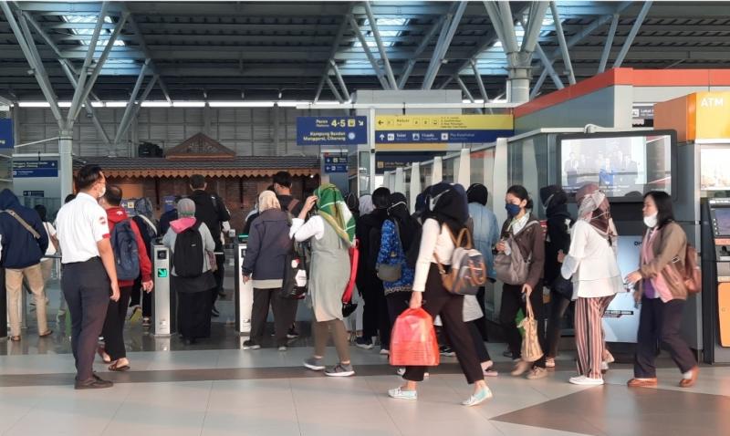 Penumpang KRL hendak masuk melakukan tap tiket di Stasiun Bekasi, Senin (22/5/2023) pagi.