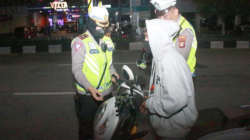 Satlantas Polresta Balikpapan menggelar kegiatan blue light atau patroli malam Minggu di depan Traffic Light (TL) Plaza Balikpapan. Foto: istimewa.