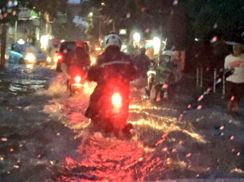 Kawasan Jakarta menjelang malam hari diguyur hujan. Akibatnya, genangan air merendam Jalan Jambore di Cibubur, Jakarta Timur (Jaktim).