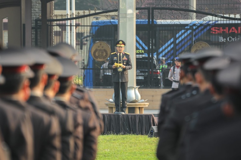 Bertindak selaku Inspektur Upacara Irwasum Polri Komjen Pol Ahmad Dofiri turut diikuti oleh jajaran Pejabat Utama Mabes Polri, ASN dan anggota dari berbagai satuan.