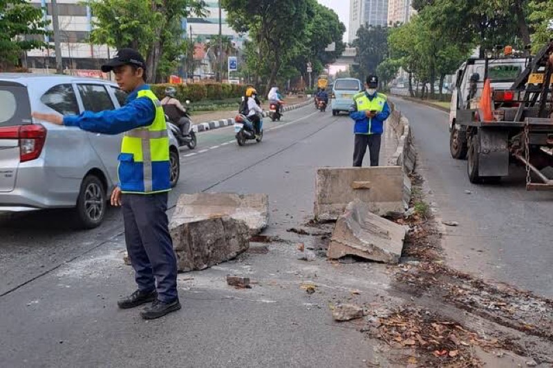 Separator busway hancur dihantam Toyota Rush di Jakarta Barat. Foto: istimewa.