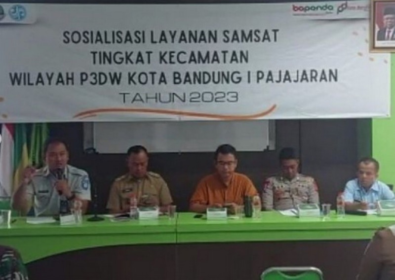 Penanggung Jawab Jasa Raharja Samsat Bandung Barat Anggi Angghara Putra bersama mitra Samsat dari P3D Wilayah Kota Bandung I Pajajaran melakukan Sosialisasi terkait dengan layanan samsat. Foto: istimewa.