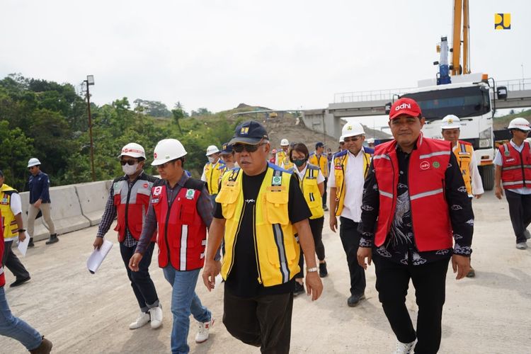 Menteri Pekerjaan Umum dan Perumahan Rakyat (Menteri PUPR) Basuki Hadimuljono saat meninjau Jalan Tol Cisumdawu. 