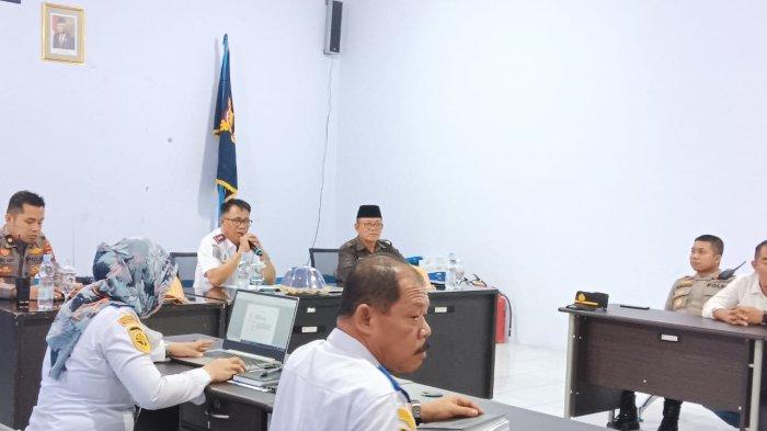 Rapat sosialisasi rencana pemindahan aktifitas bongkar muat peti kemas dari pelabuhan Luwuk ke pelabuhan Tangkiang, Kabupaten Banggai, Sulawesi Tengah, Senin (22/5/2023).