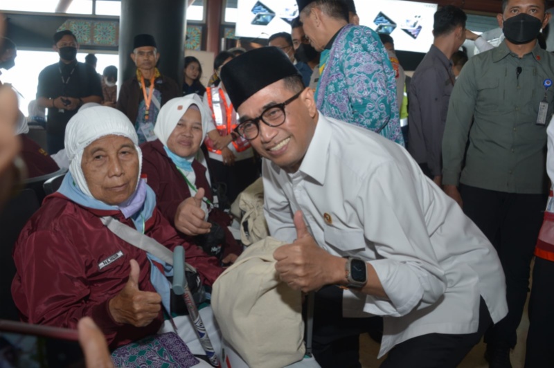Menhub Budi Karya Sumadi sapa jemaah haji di Bandara Soekarno-Hatta