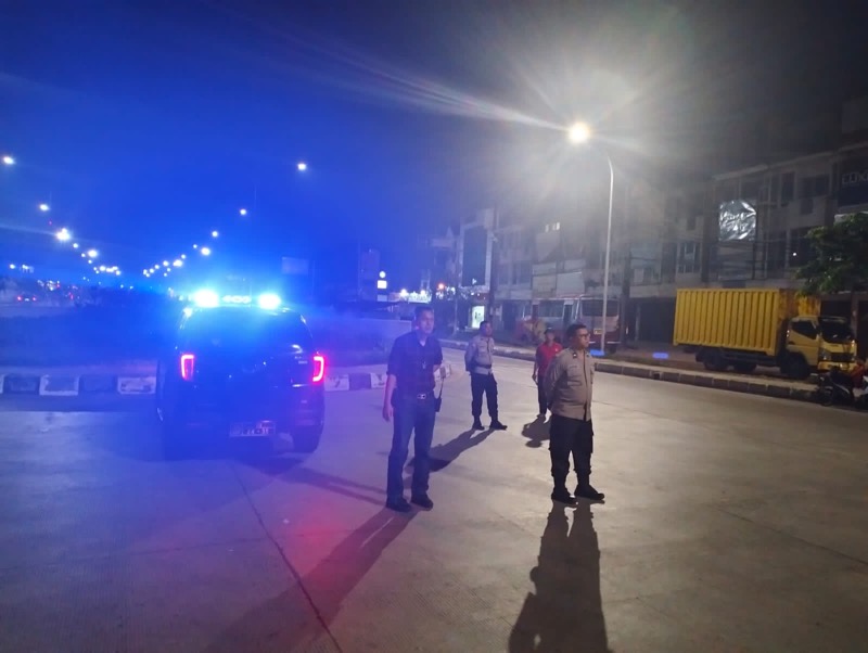 Polsek Bekasi Timur melaksanakan patroli kewilayahan dalam rangka Kegiatan Rutin Yang Ditingkatkan (KRYD) untuk mengantisipasi gangguan kamtibmas dan kejahatan jalanan di Wilayah Hukum Polsek Bekasi Timur pada Selasa (22/5/2023) malam.