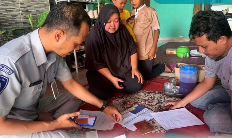 Petugas Jasa Raharja Bekasi melakukan survey untuk memastikan kebenaran kejadian kecelakaan dan keabsahan ahliwaris korban kecelakaan.